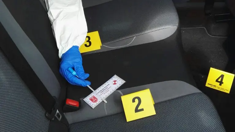 Policía foral recogiendo restos biológicos tras un delito - POLICÍA FORAL