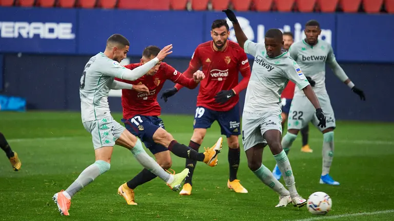 Partido entre Osasuna y Betis, correspondiente a la jornada número 12, jugado en el estadio de El Sadar de Pamplona. MIGUEL OSÉS