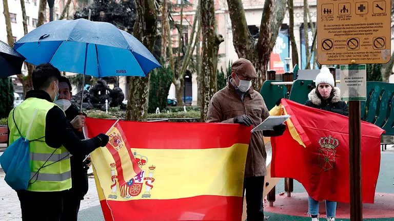 Vox Navarra ha acusado al Gobierno estatal de querer “destruir la Corona” y el “sistema constitucional” de España para construir un nuevo “régimen totalitario” entregándose al “separatismo” y a “los sucesores de ETA”.Así lo ha señalado la formación en un manifiesto que ha sido leído este mediodía por la vicepresidenta de Vox en Navarra, María Estévez, en un acto celebrado en la Plaza de la Cruz de Pamplona con motivo del Día de la Constitución al que han asistido alrededor de 70 personas, algunas de las cuales portaban banderas de España. EFE/ Jesús Diges