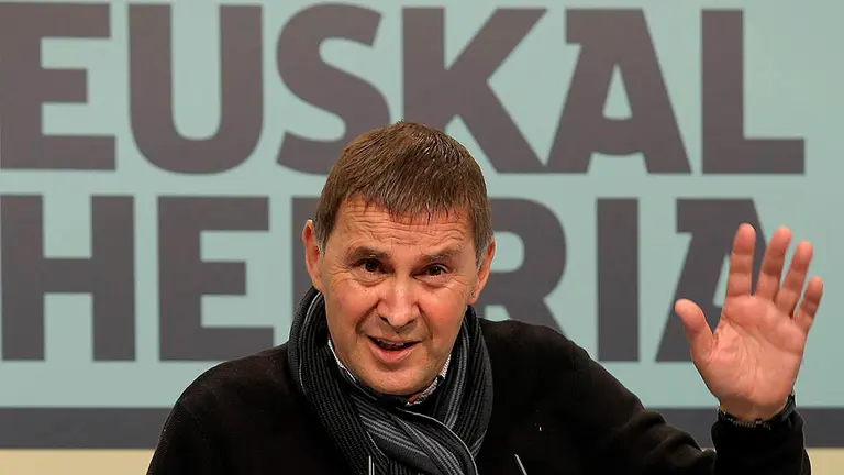 El coordinador general de EH Bildu, Arnaldo Otegi, ha defendido este domingo que "el horizonte no es monarquía o república" sino "monarquía y repúblicas en plural". Otegi ha aprovechado la conmemoración del Día de la Constitución para reivindicar la "república vasca" en una comparecencia telemática en la que ha opinado que "buena parte de los problemas estructurales que existen en el Estado se deben a que no se produjo una verdadera transición democrática hace 42 años". EFE/Gorka Estrada