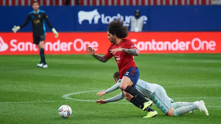 Partido entre Osasuna y Betis, correspondiente a la jornada número 12, jugado en el estadio de El Sadar de Pamplona. MIGUEL OSÉS
