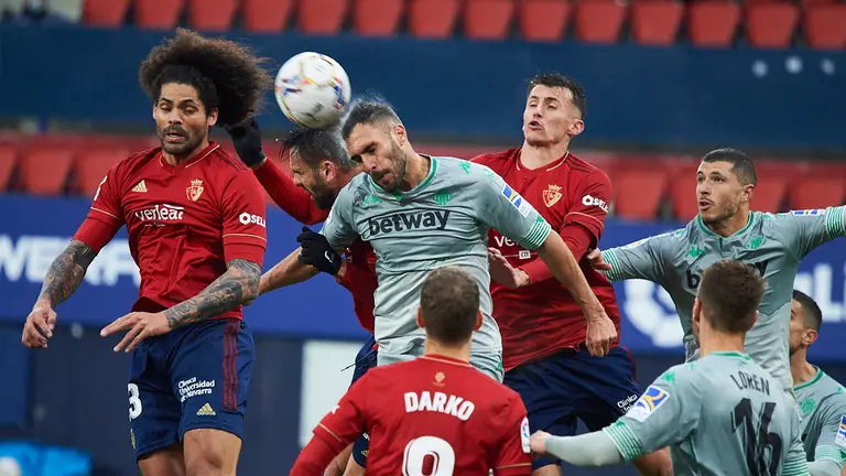 Partido entre Osasuna y Betis, correspondiente a la jornada número 12, jugado en el estadio de El Sadar de Pamplona. MIGUEL OSÉS