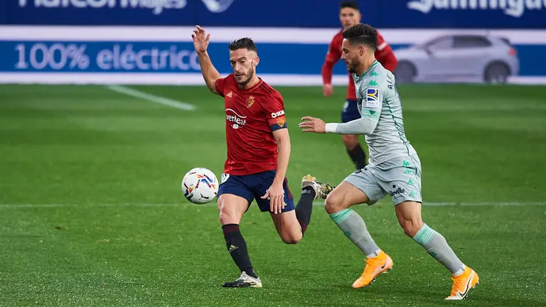 Partido entre Osasuna y Betis, correspondiente a la jornada número 12, jugado en el estadio de El Sadar de Pamplona. MIGUEL OSÉS