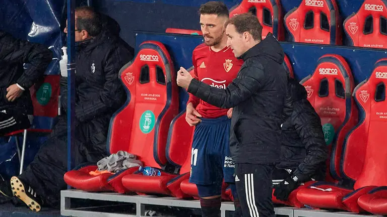 El entrenador de Osasuna Jagoba Arrasate da instrucciones desde la banda en el partido ante el Betis esta tarde en el Estadio de El Sadar correspondiente a la décimo segunda jornada de la Liga Santander. EFE/Jesús Diges