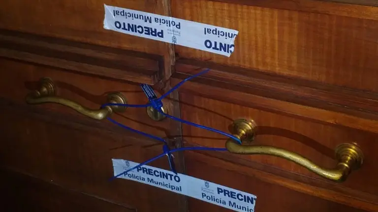 La Policía Municipal de Pamplona precinta dos establecimientos de hostelería por reiterados incumplimientos de la normatica. POLICÍA MUNICIPAL