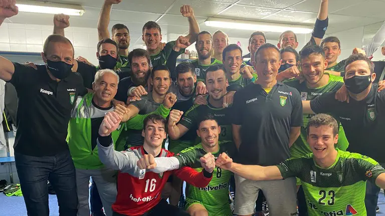 Los jugadores del Anaitasuna festejan su victoria en Logroño. @AnaitasunaBM.