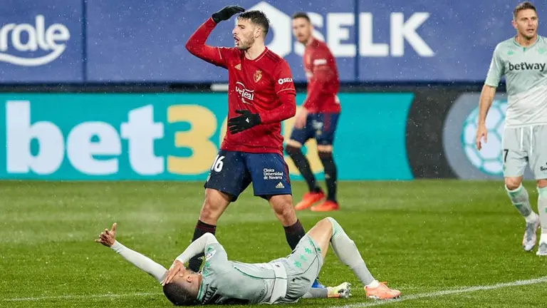 El delantero argentino Jonathan Calleri volvió a jugar tras su lesión rodilla OSASUNA