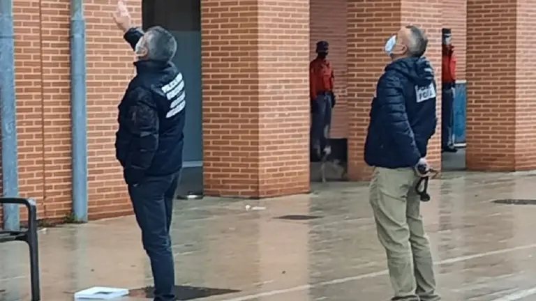 Agentes de la Policía Foral negocian con un hombre atrincherado en Pamplona POLICÍA FORAL