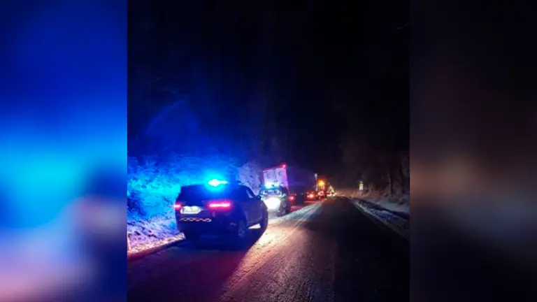 Un camión se accidenta a causa de la metereología en la N-121-A. GUARDIA CIVIL