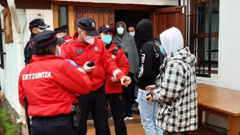 Agentes identifican a jóvenes para sancionarles por participar en una fiesta en un convento. ERTZAINTZA