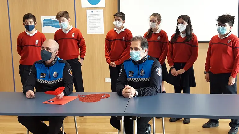 Estudiantes del colegio Santísimo Sacramento de Pamplona en su visita a Policía Municipal. SANTÍSIMO SACRAMENTO