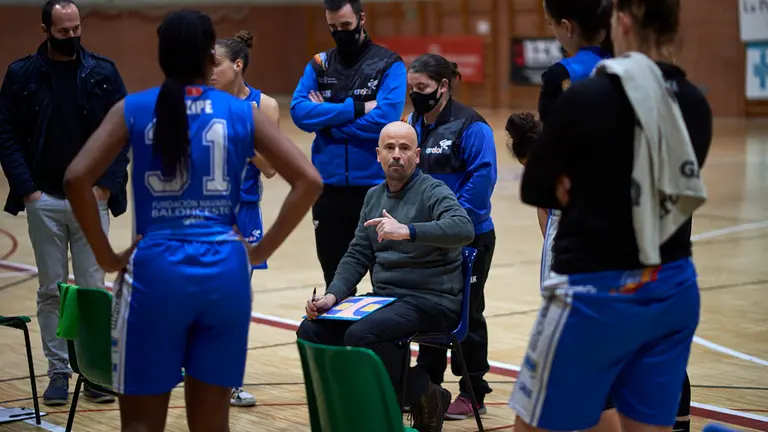 El FNB Ardoi de basket se enfrenta al Celta de Vigo en el polideportivo de Zizur Mayor. MIGUEL OSÉS