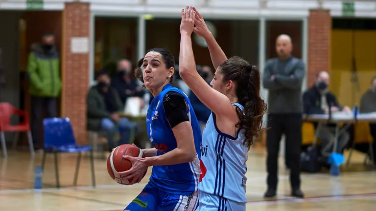 El FNB Ardoi de basket se enfrenta al Celta de Vigo en el polideportivo de Zizur Mayor. MIGUEL OSÉS