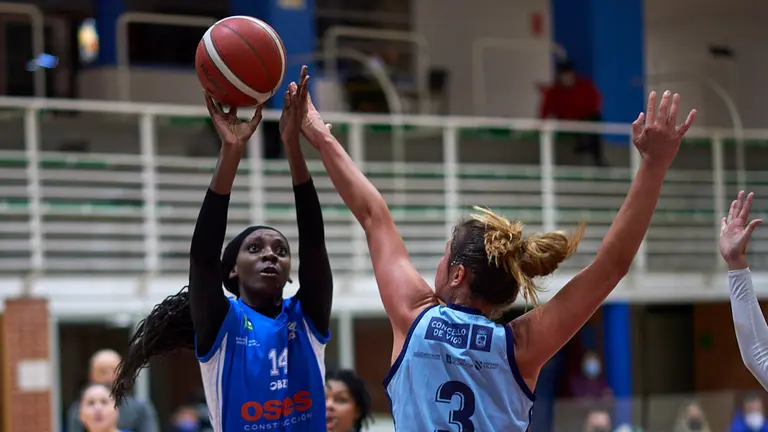 El FNB Ardoi de basket se enfrenta al Celta de Vigo en el polideportivo de Zizur Mayor. MIGUEL OSÉS