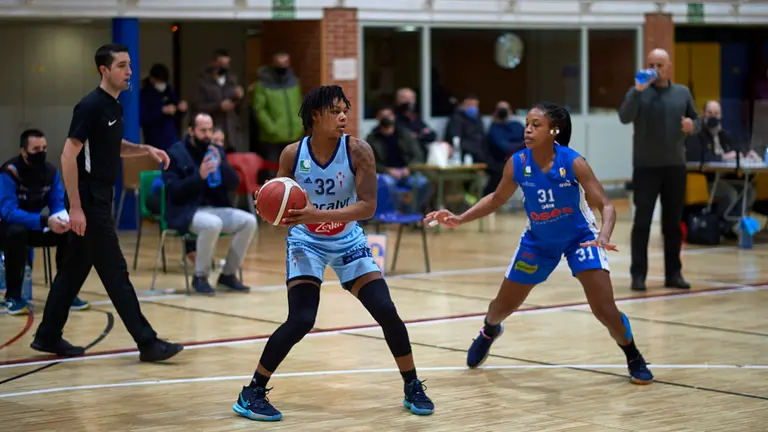 El FNB Ardoi de basket se enfrenta al Celta de Vigo en el polideportivo de Zizur Mayor. MIGUEL OSÉS