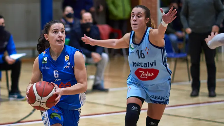 El FNB Ardoi de basket se enfrenta al Celta de Vigo en el polideportivo de Zizur Mayor. MIGUEL OSÉS