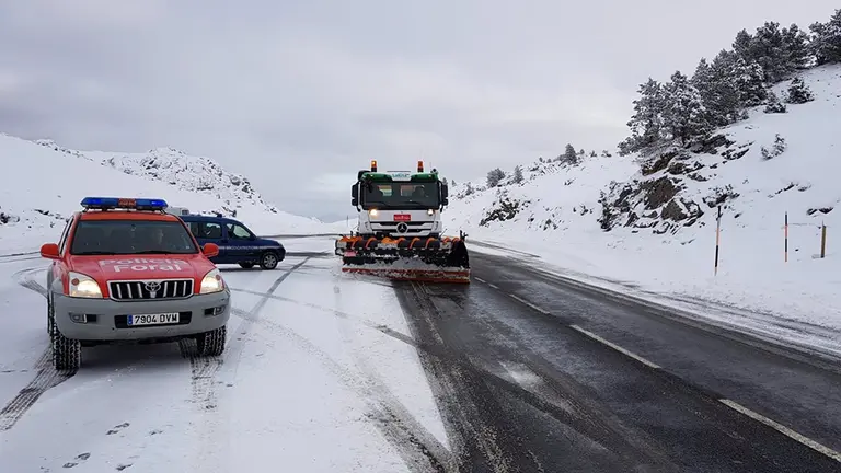 Un quitanieves en una carretera de Navarra. POLICÍA FORAL