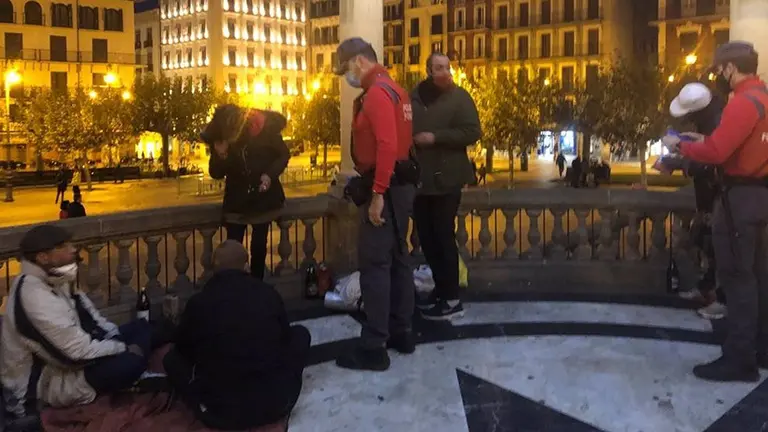 Control de medidas sanitarias en la Plaza del Castillo de Pamplona. POLICÍA FORAL
