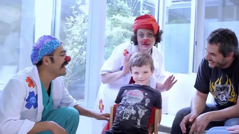 Imagen del vídeo de la campaña de 'Batas de Colores' en GoFundMe. BATAS DE COLORES