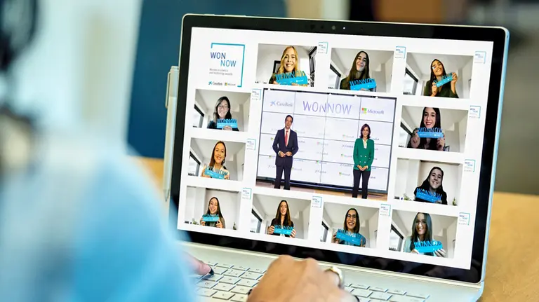 Ganadoras de los Premios Wonnow junto con Gonzalo Gortázar, consejero delegado de CaixaBank, y Pilar López, presidenta de Microsoft España, en el centro. CEDIDA