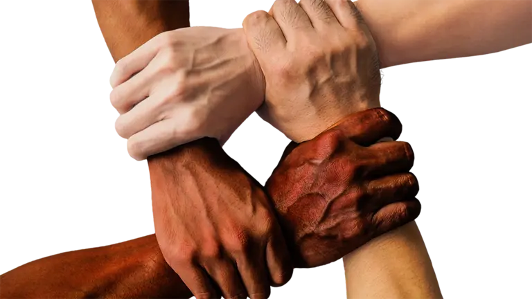 Varias personas de diferentes culturas se dan las manos ARCHIVO