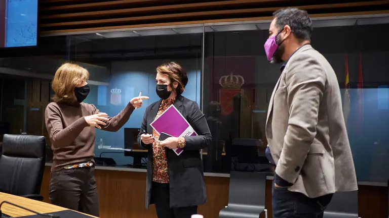 Uxue barkos(i) junto a Ainhoa Aznárez(c) y Ramón Alzórriz. PABLO LASAOSA