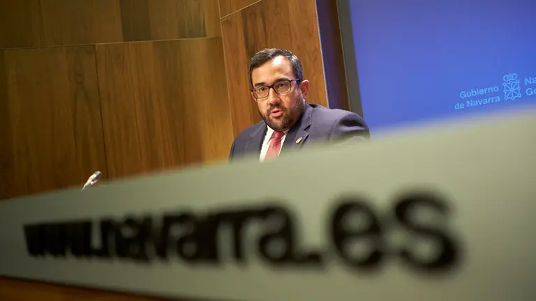 El vicepresidente del Gobierno de Navarra, Javier Remírez y la consejera de Salud, Santos Indurain, en rueda de prensa después de la sesión de Gobierno. PABLO LASAOSA