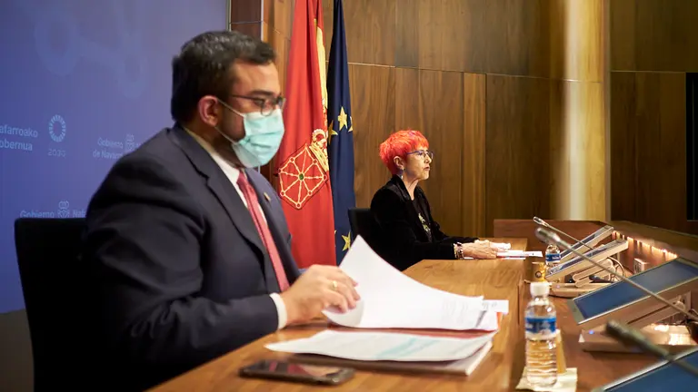 El vicepresidente del Gobierno de Navarra, Javier Remírez y la consejera de Salud, Santos Indurain, en rueda de prensa después de la sesión de Gobierno. PABLO LASAOSA