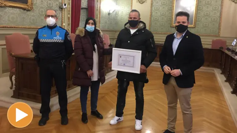 El alcalde de Tudela, Alejandro Toquero, entrega una placa a Aldelhak El Haimoundi Mbarek, que salvó a un niño que cayó al río Ebro. En la imagen, acompañados del Jefe de Policía Local de Tudela, Juan Cruz Ruiz, y la esposa del homenajeado, Samira Ankour. CEDIDA (player)