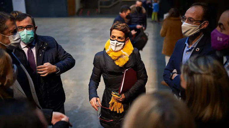 La Presidenta del Gobierno de Navarra, María Chivite, junto a su grupo parlamentario en el atrio del parlamento