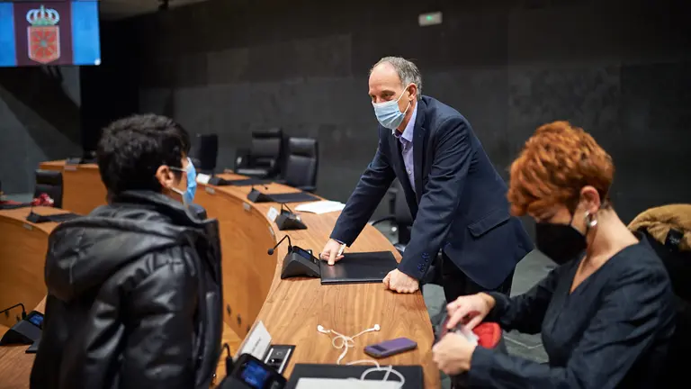 La Consejera de Hacienda, Elma Saiz (i), habla con los miembros de Eh Bildu, Adolfo Araiz (c) y Bakartxo Ruiz (d) durante el pleno de control. MIGUEL OSÉS