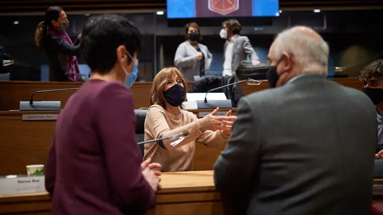 La ex presidenta del gobierno Uxue Barkos, habla con la consejera de Hacienda Elma Saiz y el vicepresidente segundo Jose Maria Aierdi. MIGUEL OSÉS