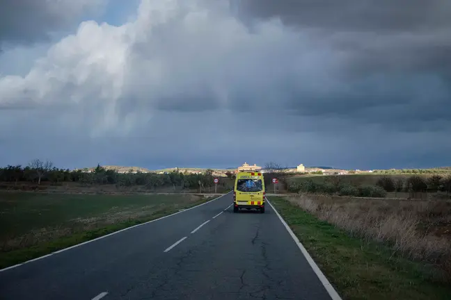 La ambulancia de camino a una urgencia en el pueblo de Lerín. MIGUEL OSÉS