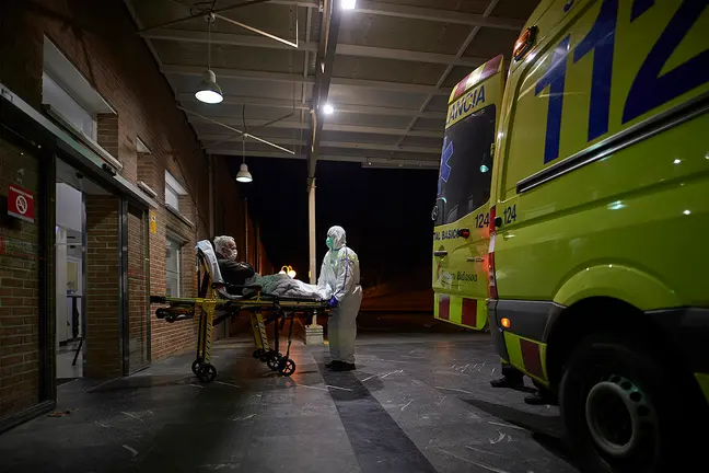 Elena, atabiada con la EPI, traslada a un pacienta con posible COVID a las urgencias del Hospital de Estella. MIGUEL OSÉS