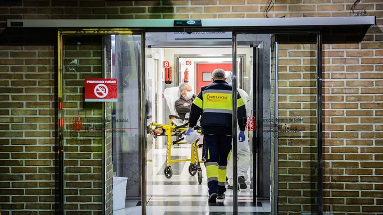 El paciente con posible COVID en las urgencias del Hospital de Estella espera a que lo atienda el medico de guardia. FERMIN TORRANO