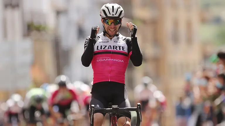 Triunfo de un corredor del equipo navarro Lizarte. Foto Matxin.
