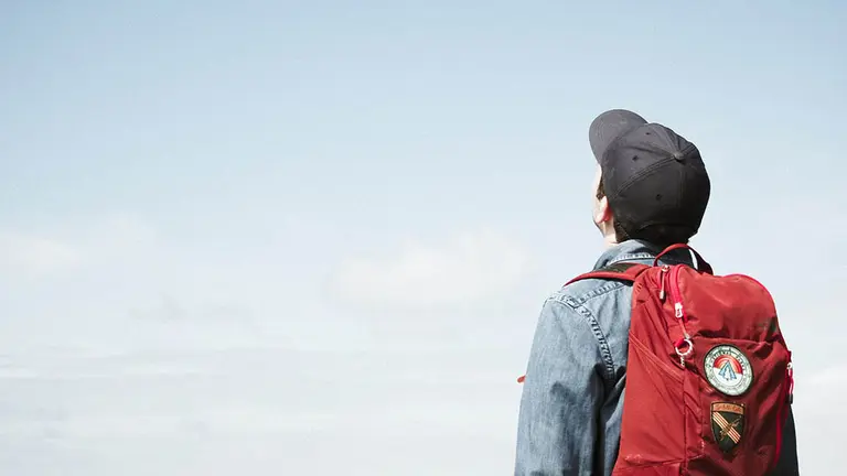 Un joven mira al cielo. ARCHIVO