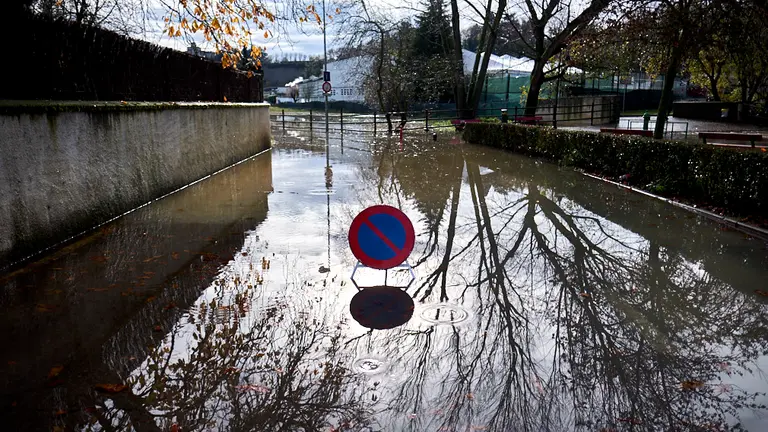 El río Arga a su paso por el puente de la Magdalena, a punto de desbordarse a causa de las intensas lluvias y nevadas. PABLO LASAOSA
