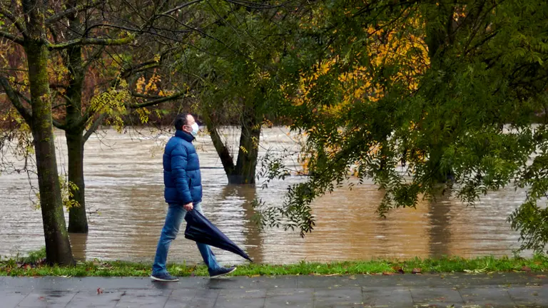 El río Arga a su paso por el puente de la Magdalena, a punto de desbordarse a causa de las intensas lluvias y nevadas. PABLO LASAOSA
