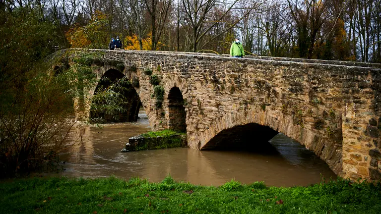 El río Arga a su paso por el puente de la Magdalena, a punto de desbordarse a causa de las intensas lluvias y nevadas. PABLO LASAOSA