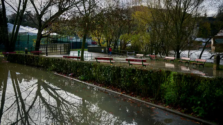 El río Arga a su paso por el puente de la Magdalena, a punto de desbordarse a causa de las intensas lluvias y nevadas. PABLO LASAOSA