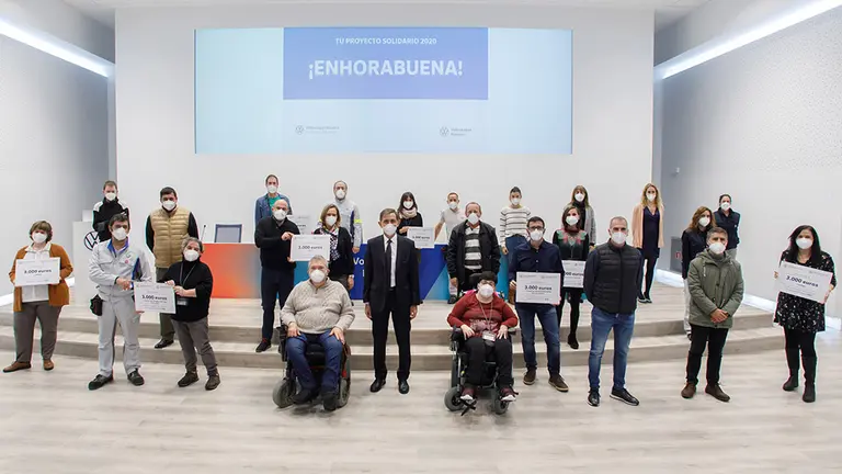 Las entidades sociales recibieron los cheques de manos de Emilio Sáenz, presidente de Volkswagen Navarra, Kai Feuerherdt, director de Recursos Humanos, y Alfredo Morales, presidente del Comité deEmpresa de la fábrica. VOLKSWAGEN NAVARRA