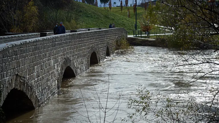 Crecida del río Arga en Pamplona por las intensas lluvias y nevadas de los últimos días. MIGUEL OSÉS