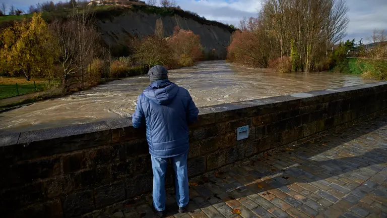 Crecida del río Arga en Pamplona por las intensas lluvias y nevadas de los últimos días. MIGUEL OSÉS