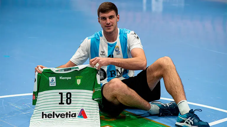 El defensa del Helvetia Anaitasuna Guillermo Fischer posa este viernes durante una entrevista concedida a Efe en Pamplona. Fisher ha sido convocado por Argentina para el Mundial de balonmano que se disputará en Egipto en enero, un logro que dedica a su padre, fallecido el pasado mes de octubre a los 76 años, por el apoyo que le brindó desde que comenzó a practicar este deporte EFE/Iñaki Porto.