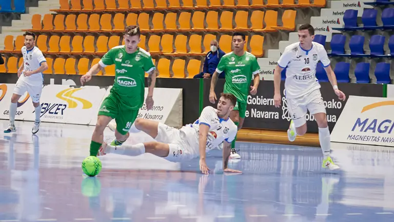 El C.A. Osasuna Magna se enfrenta al Viña Albali Valdepeñas en Pamplona. PABLO LASAOSA
