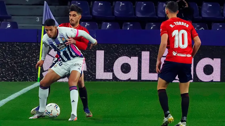 El delantero brasileño del Real Valladolid Marcos André (i-delante) lucha con Nacho Vidal, del Osasuna, durante el partido de la jornada 13 en Primera División que se juega hoy viernes en el estadio José Zorrilla, en Valladolid. EFE/PABLO REQUEJO