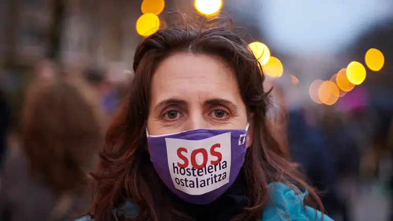Decenas de personas se concentran en Pamplona en favor de la hostelería. PABLO LASAOSA