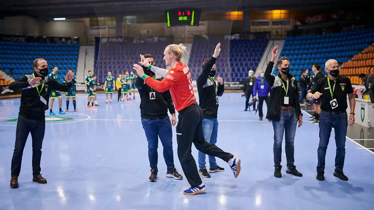 El Helvetia Anaitasuna se enfrenta al Balonmano Nava en Pamplona. PABLO LASAOSA