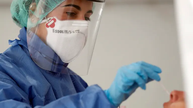 Suben a 65 los ingresos, pero baja la positividad al 5,6 % en Euskadi. EFE/LUIS TEJIDO./Archivo
